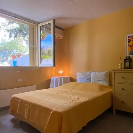 With Swimming Pool And Tennis/basketball Court Σπίτι διακοπών *